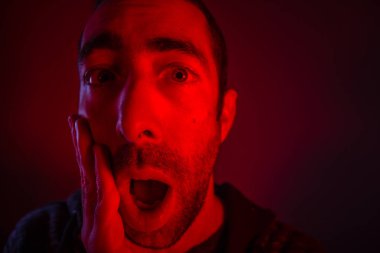 Adam açık ağızlı sürpriz yüz ifadesi ile