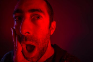 Adam açık ağızlı sürpriz yüz ifadesi ile