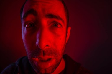 Adam açık ağızlı sürpriz yüz ifadesi ile