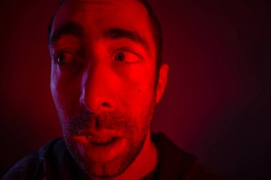 Adam bir yan bakarak şok yüz ifadesi ile