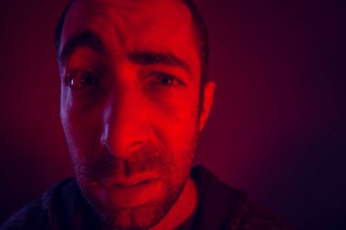 Adam şok yüz ifadesi ile kaş yükseltir