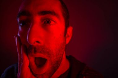 Adam açık ağızlı sürpriz yüz ifadesi ile