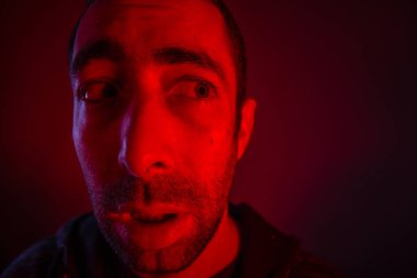 Adam bir yan bakarak şok yüz ifadesi ile