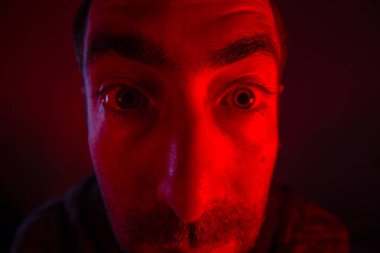 Adam açık ağızlı sürpriz yüz ifadesi ile