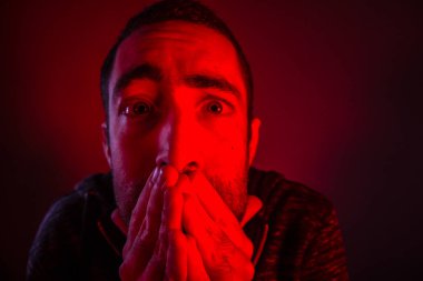 Sürpriz yüz ifadesi ile hayrete korkmuş adamım