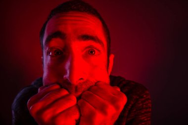 Sürpriz yüz ifadesi ile hayrete korkmuş adamım