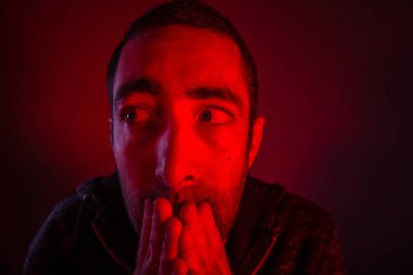 Sürpriz yüz ifadesi ile hayrete korkmuş adamım