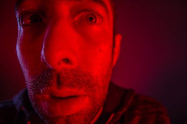 Adam bir yan bakarak şok yüz ifadesi ile