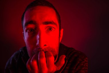 Sürpriz yüz ifadesi ile hayrete korkmuş adamım