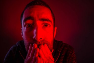 Sürpriz yüz ifadesi ile hayrete korkmuş adamım