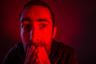 Sürpriz yüz ifadesi ile hayrete korkmuş adamım