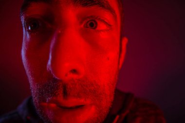 Adam bir yan bakarak şok yüz ifadesi ile