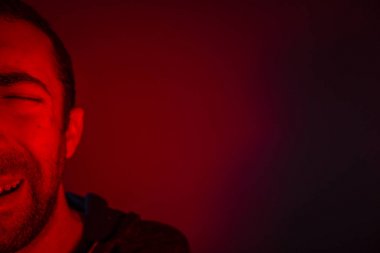 Adam acı acı veya keder