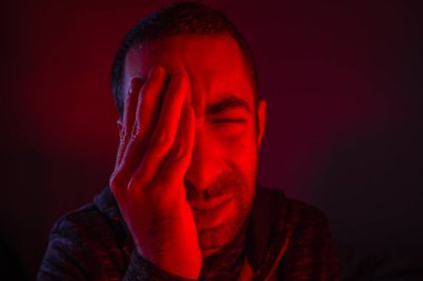 Adam baş ağrısı acı acı çekiyor