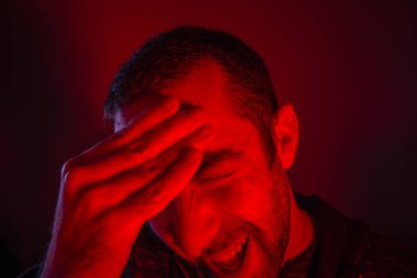 Adam baş ağrısı acı acı çekiyor