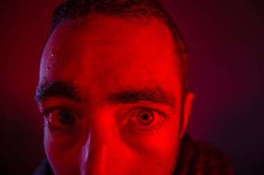 Hasta ya da sarhoş adam terleme baktı