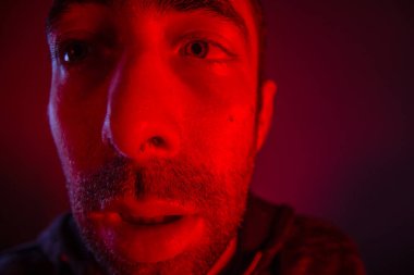 Hasta ya da sarhoş adam terleme baktı