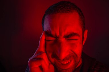 Adam baş ağrısı acı acı çekiyor