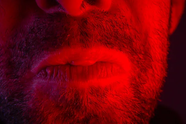 Makro closeup üzgün yüz ifadesi ile adam dudaklarında — Stok fotoğraf