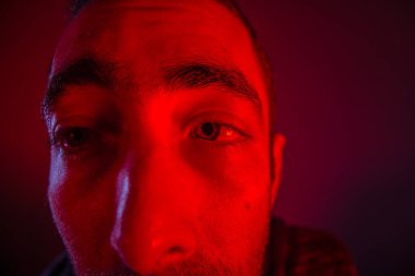 Hasta ya da sarhoş adam terleme baktı