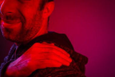 Adam arka omuz ağrısı çekiyor