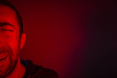 Adam acı acı veya keder