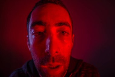 Hasta ya da sarhoş adam terleme baktı