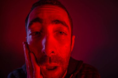 Diş ağrısı olan adam terleme