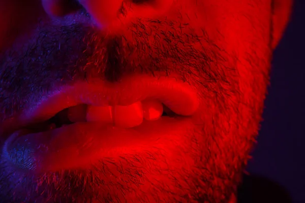 Macro close-up no homem com expressão facial sedutora mordendo oi — Fotografia de Stock