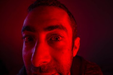 Adam mutlu gülümseyen yüz ifadesi ile