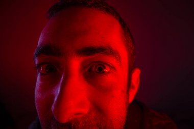 Adam mutlu gülümseyen yüz ifadesi ile