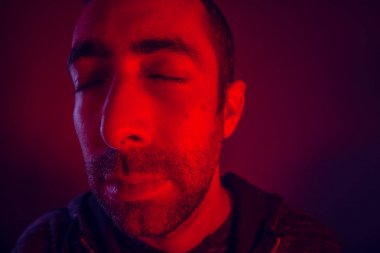 Huzurlu sakin yüz ifadesi yakın gözlü adamla