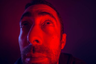 Umut yüz ifadesi ararken adamla