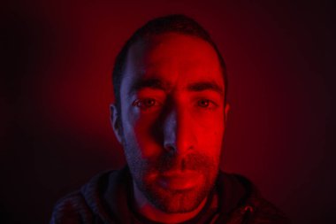 adam ciddi yüz ifadesi ile