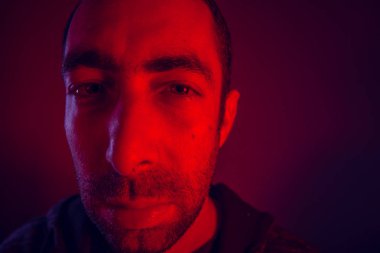 adam ciddi yüz ifadesi ile