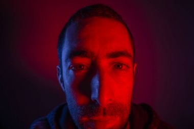 adam ciddi yüz ifadesi ile