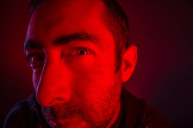 Adam şüpheli yüz ifadesi ile