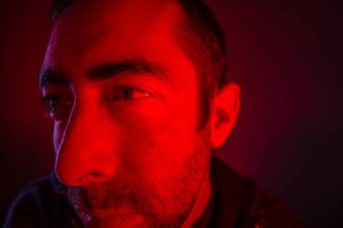 Bak ciddi yüz ifadesi ile bir yan