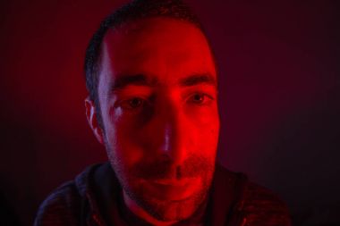 Adam mutlu gülümseyen yüz ifadesi ile