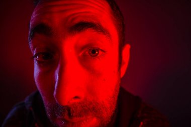 Adam şüpheli yüz ifadesi ile