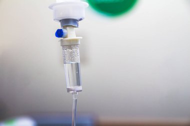 Damardan damardan serum damlatın. Hastane odasına serum damlatın. Kapat, seçici odaklan ve boşluğu kopyala.