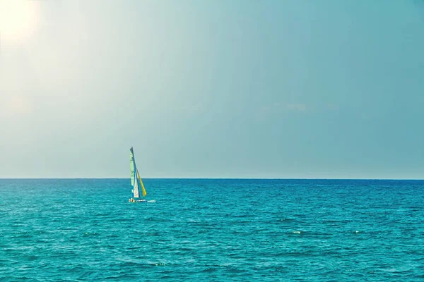 Kleines Persönliches Segelboot Das Einem Sommertag Offenen Flachen Meer Segelt — Stockfoto