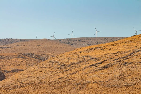 İsrail 'in Golan Tepeleri' ndeki bir dağda rüzgar türbinleri. Kuru yaz günü. Kopyalama alanı olan uzun görünüm.