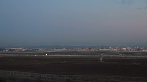 Flygfoto Över Ben Gurion International Airport Natten Ett Plan Landar — Stockvideo