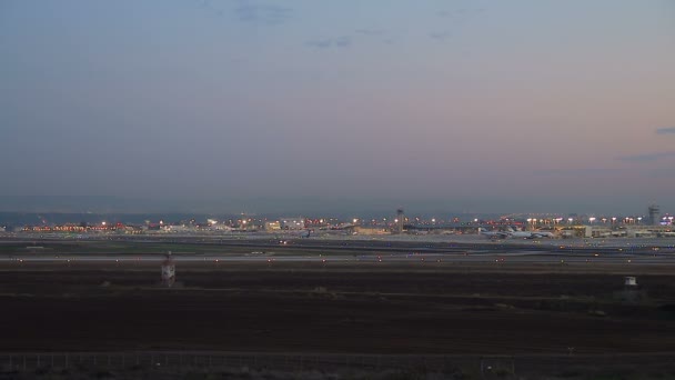 夜间俯瞰本古里安国际机场 飞机在跑道上飞行 1号和3号航站楼附近的El Al航空公司商业飞机和其他停车场 — 图库视频影像