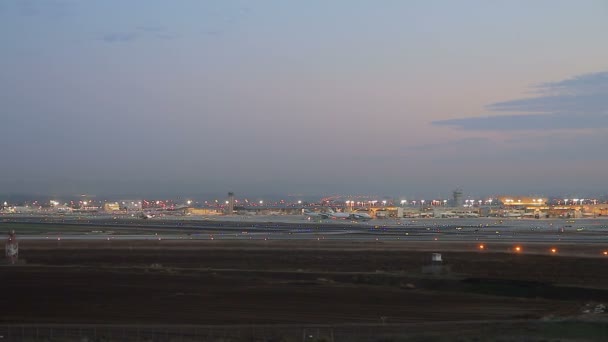 Vista Aérea Del Aeropuerto Internacional Ben Gurion Por Noche Avión — Vídeo de stock