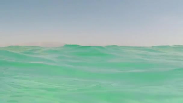 Onderwater Split Shot View Met Boven Onder Het Waterpeil Van — Stockvideo