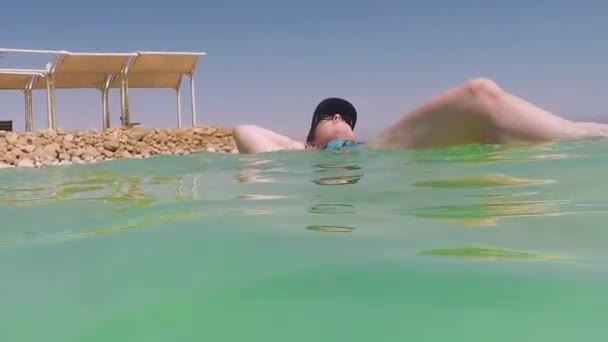 Touristin Schwimmt Salzwasser Des Toten Meeres Israel Sie Genießt Und — Stockvideo