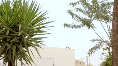 İsrail 'de bir ev bahçesine taşınabilir bomba sığınağı. Burası, ev sakinlerinin roket saldırılarından korunmasına yardımcı olan ekstra güçlendirilmiş bir oda. Adı 