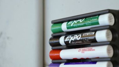 Tel Aviv, İsrail - 27 Aralık 2019: Bir ilköğretim sınıfının duvarına çeşitli renklerde silme işaretleri asılmış. Dolly 'yi yaklaştır ve aşağı eğ. 